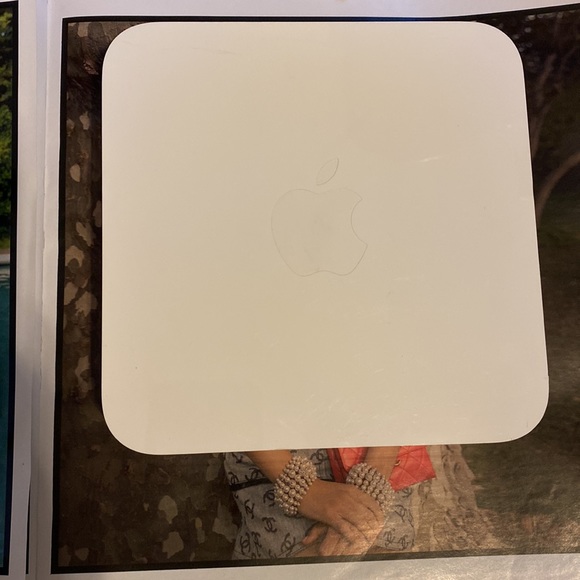 Apple Router AirPort Extreme Base Station Model A1143 - Picture 7 of 13